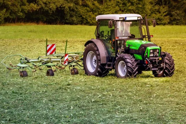 Czym charakteryzują się opony krzyżowe do maszyn rolniczych?